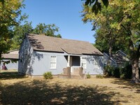 Building Photo - Cute two bedroom one bath (850 sf) home wi...