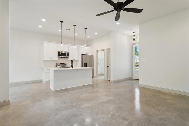 Building Photo - 2120 Robin St