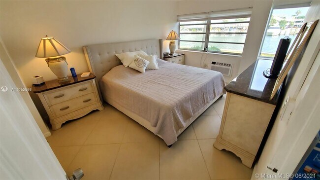 Building Photo - 220 Kings Point Dr