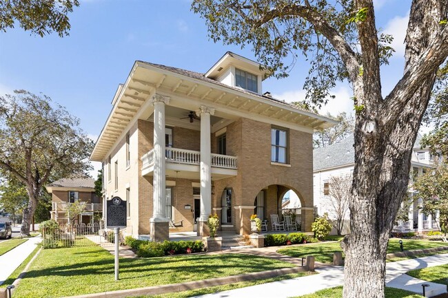 Building Photo - 201 Ramona St