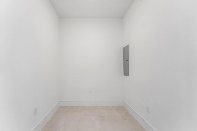 Building Photo - 220 Lake Shore Dr