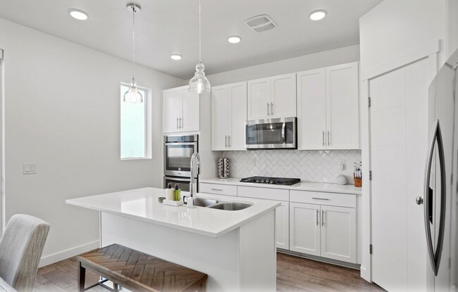 Building Photo - Cute 4-Bedroom Home in Vineyard!