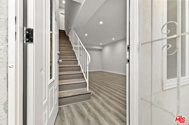 Building Photo - 330 E Dryden St