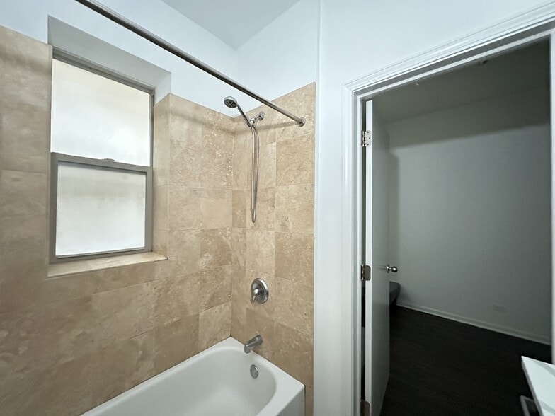 Building Photo - 5054 N Winthrop Ave