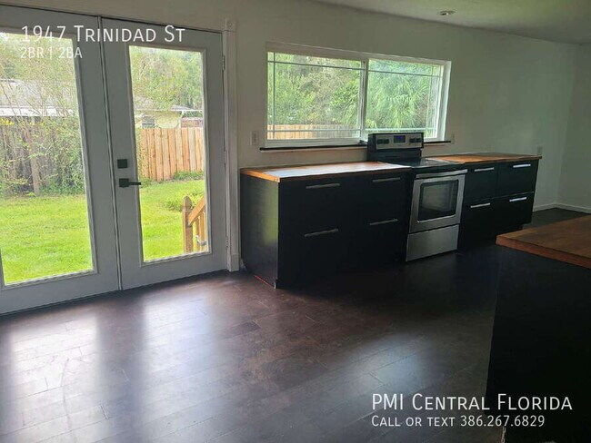 Building Photo - 1947 Trinidad St