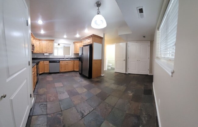 Building Photo - 2 bed, 1.5 bath Townhome at Riverwoods