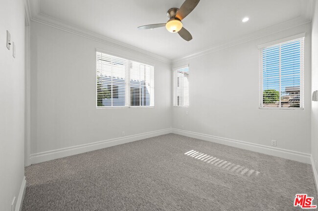 Building Photo - 816 S Catalina Ave