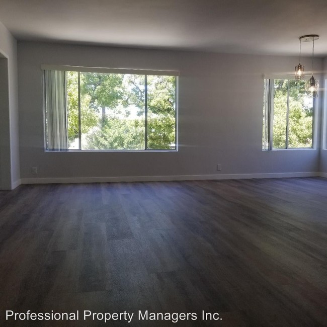 Building Photo - 544 N Hayworth Ave