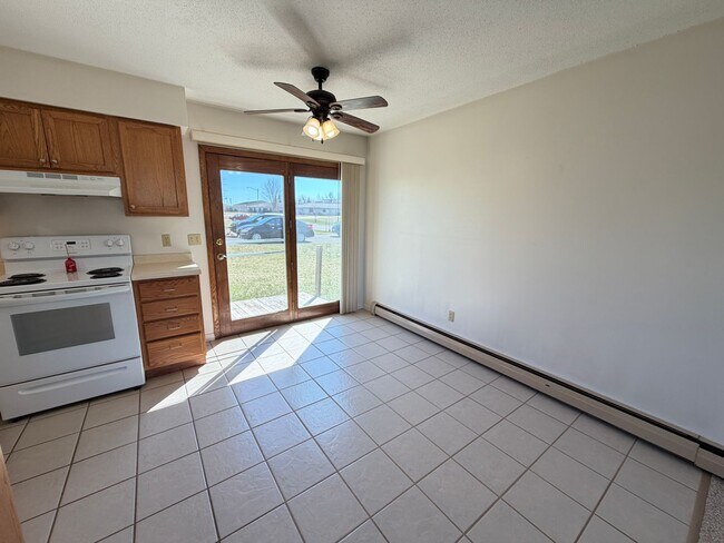 Building Photo - AVAILABLE MAY - Large 2 Bedroom Apartment!