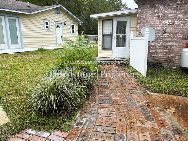 Building Photo - 2965 Armstrong St
