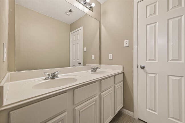 Building Photo - 17250 Cricketbriar Ct