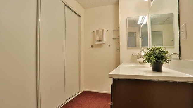 Building Photo - "Charming 2-Bedroom Retreat with Spacious ...