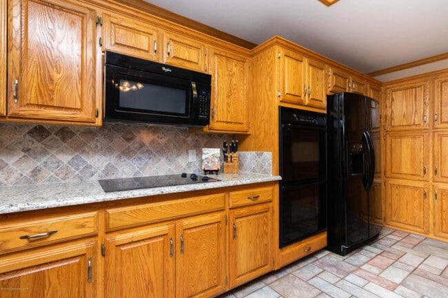 Building Photo - 4 Bedrooms 3 bathrooms, OFFICE 2 living rooms, and 2 car garage