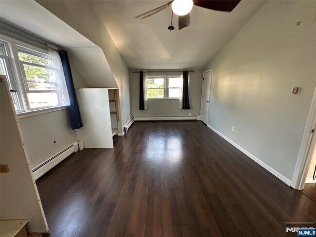 Building Photo - 777 Oakwood Ln