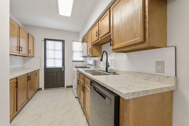 Building Photo - 1147 S Cassingham Rd