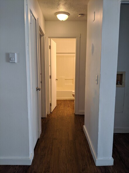 Passage to Bathroom and bedrooms - 1227 Hilltop Dr