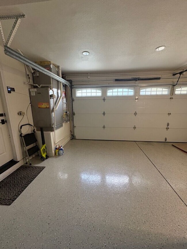 Building Photo - Los Gatos Family Townhome Ready for Move i...