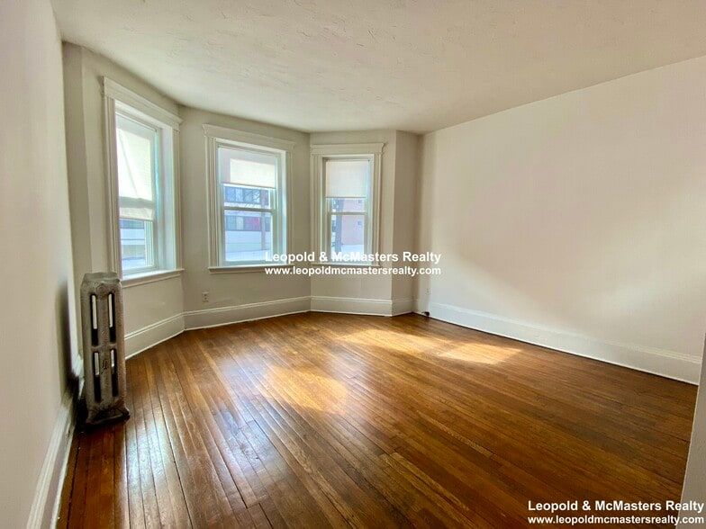 Building Photo - 144 Warren St