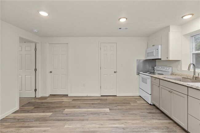 Building Photo - 390 US-30