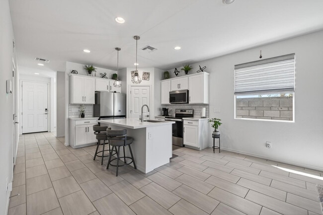 Building Photo - 36354 W San Clemente Ave