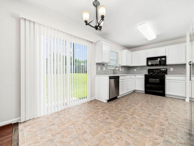 Building Photo - Spacious and Move-In Ready Home! - Fenced Yard!