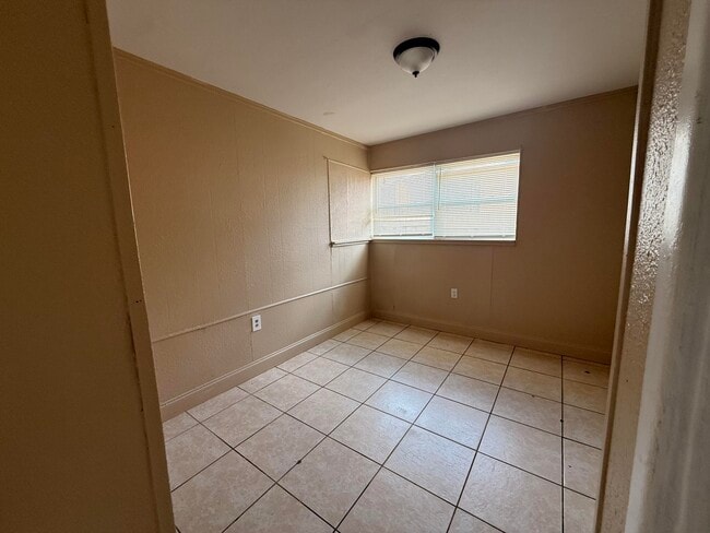 Building Photo - 1604 Zephyr Ave