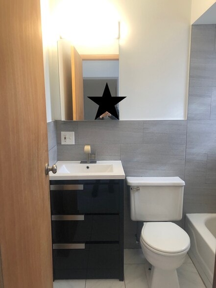 Building Photo - 537 N Claremont Ave