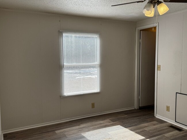 Building Photo - Three Bedroom Single Wide Home in Troutman