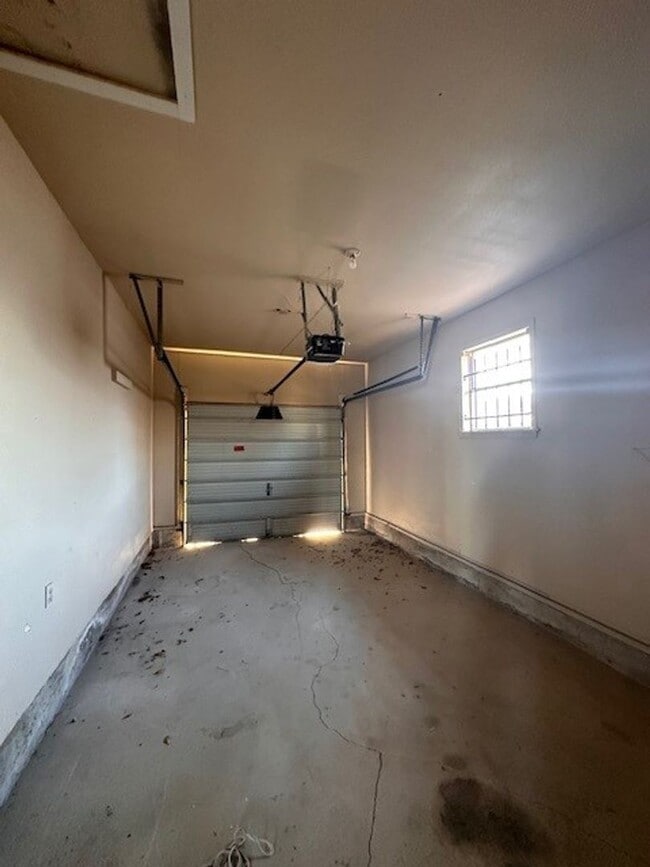 Building Photo - Spacious Baylor University Home