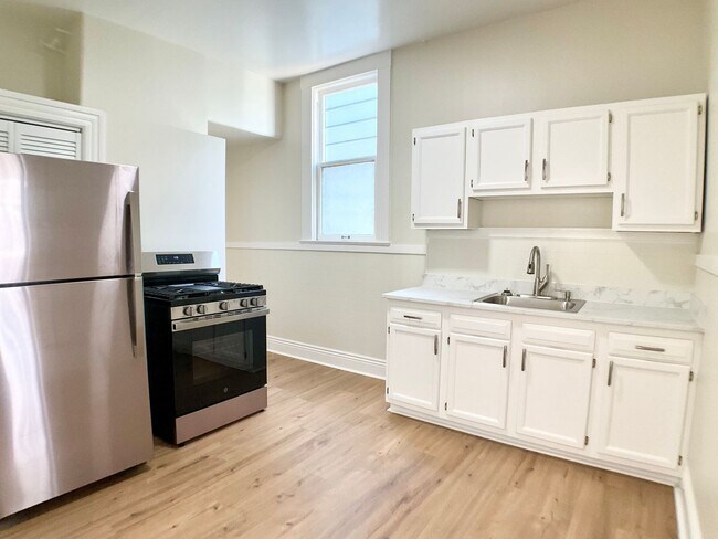 Building Photo - LOWERED PRICE! FULL FLOOR FLAT! Bay Window...