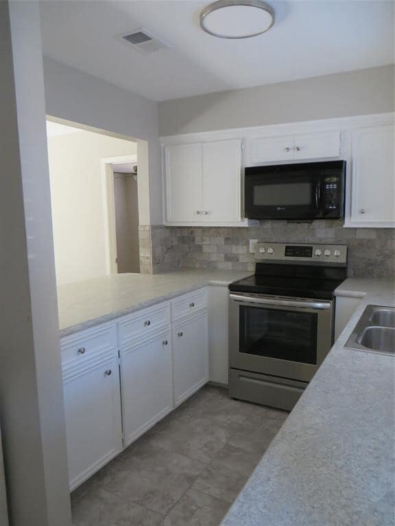 Building Photo - 8716 Club House Dr