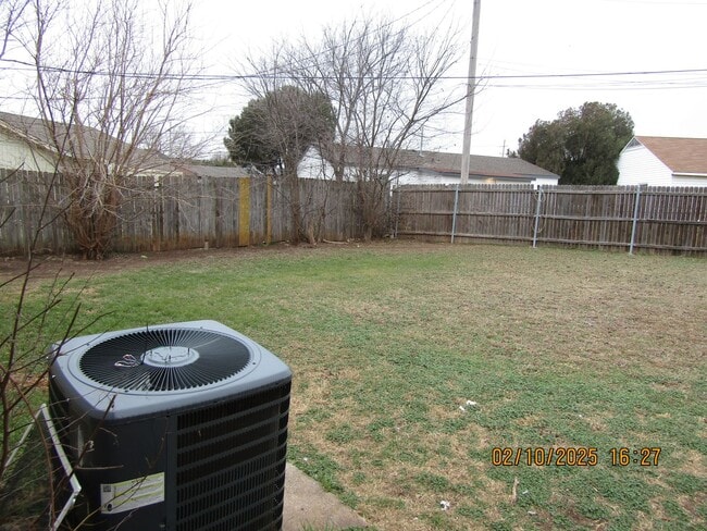 Building Photo - New listing! 3 bedrooms/1 bath/garage with carport