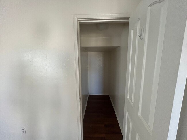 Building Photo - Move In Today! FREE October Rent! Stunning...