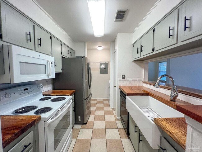Building Photo - 8101 Treetop Ln