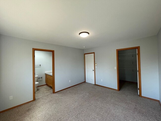 Building Photo - Spacious 5BR / 3BA Beacon Hill Home – 2,210 SF – $3900 – Pets OK