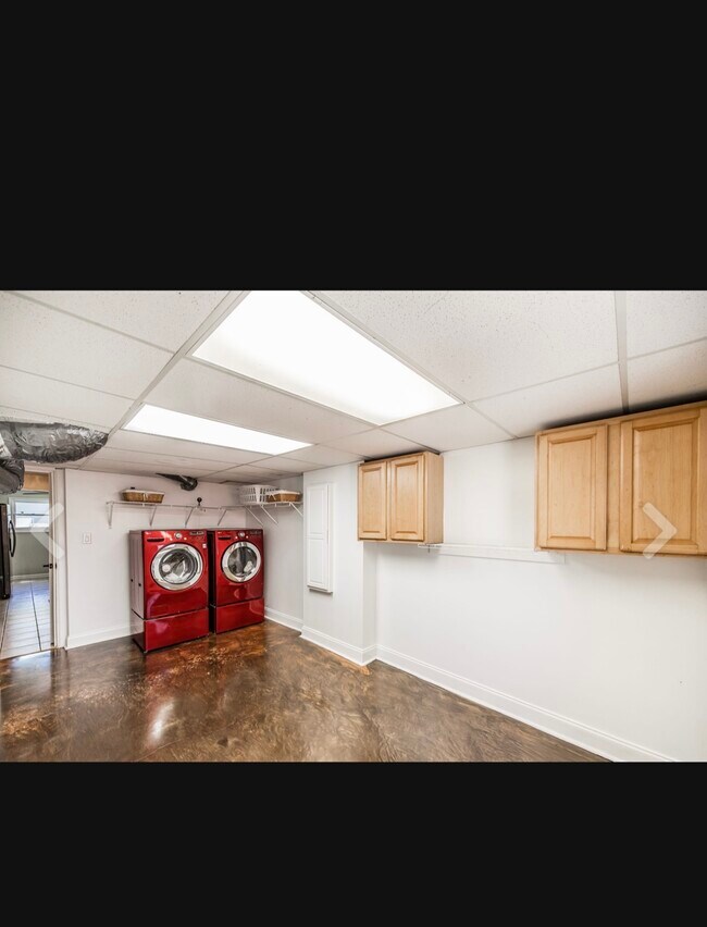 Building Photo - 907 N Graycroft Ave