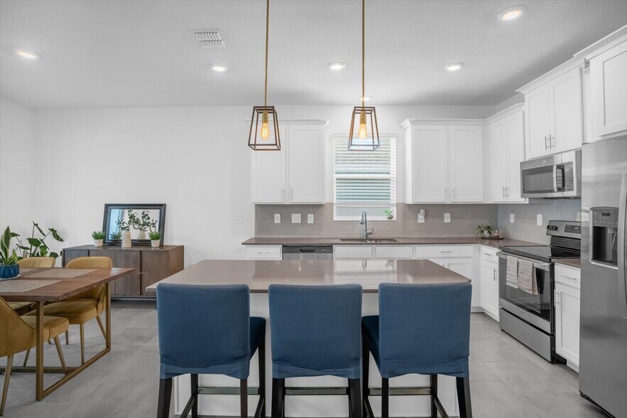 Building Photo - 1820 Church Lake St