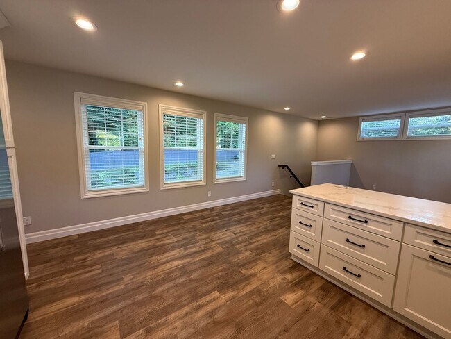 Building Photo - POULSBO - BEAUTIFUL AND BRANDNEW 1 BED 1 BATH