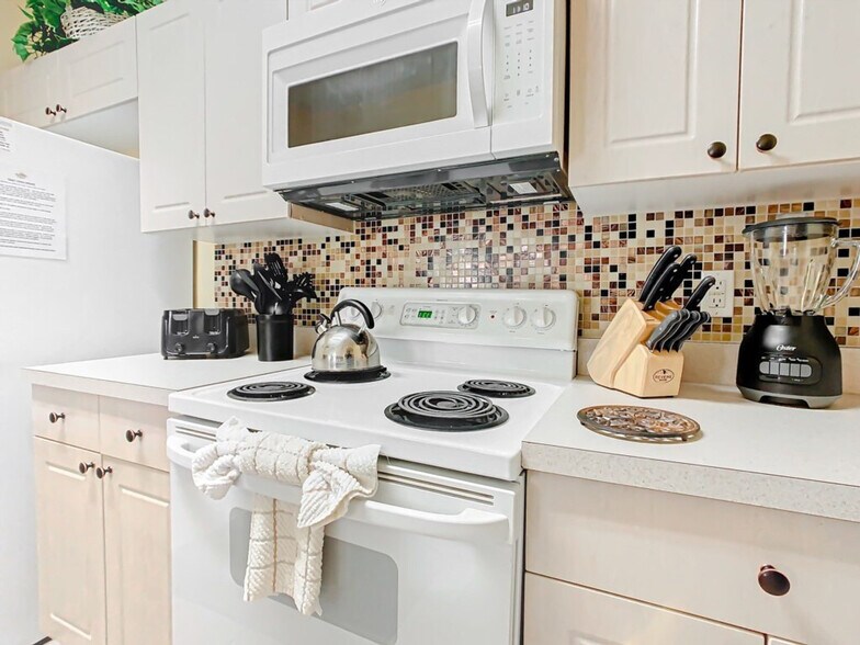 Building Photo - 8107 Coconut Pl