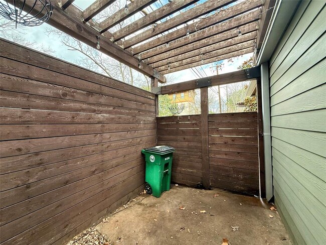 Building Photo - 4214 Bellvue Ave