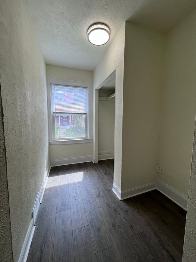 Building Photo - Updated 4BR 1.5 bath home with rear parking!