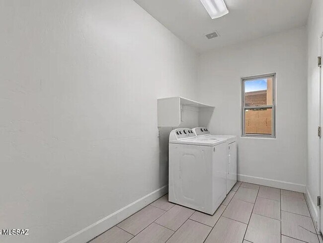 Building Photo - Spacious 3BR House in Sahuarita with Pool!