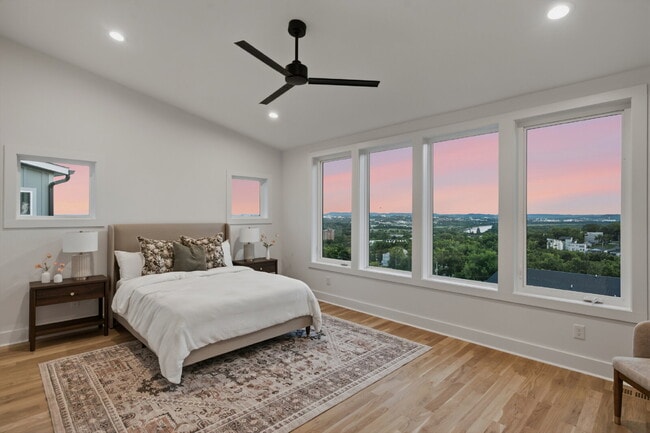 Building Photo - "Spacious 4-Bed, 4.5 bath, AMAZING views, fenced in yard