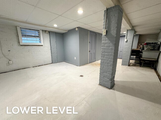 Building Photo - 18 Howard Pl