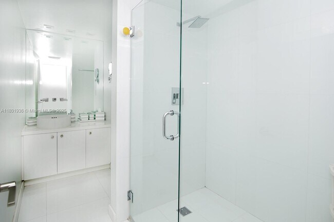 Building Photo - 2555 Collins Ave