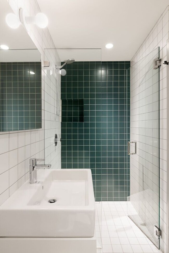 Building Photo - 3Bd/1.75Ba Shoreline Home
