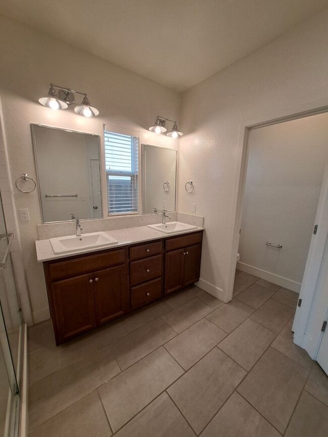 Building Photo - Charming Clovis Home in Heritage Grove – M...