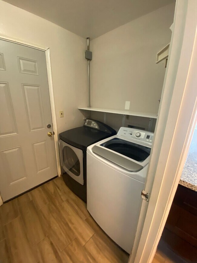 Building Photo - Charming 3 bedroom, 2 bath with Pool