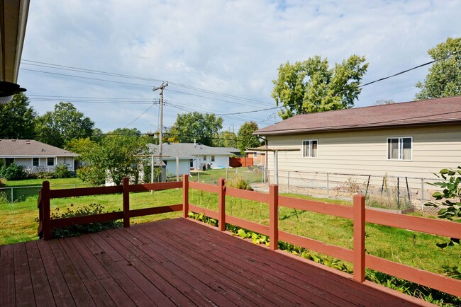 Building Photo - Spacious 3 bed, 2 bath rental in Bloomingt...