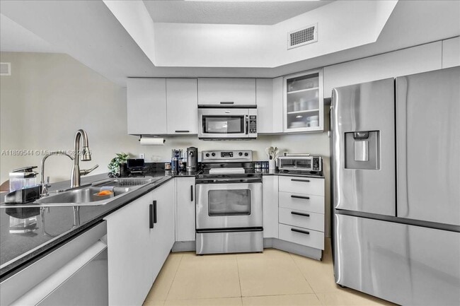 Building Photo - 1750 N Bayshore Dr
